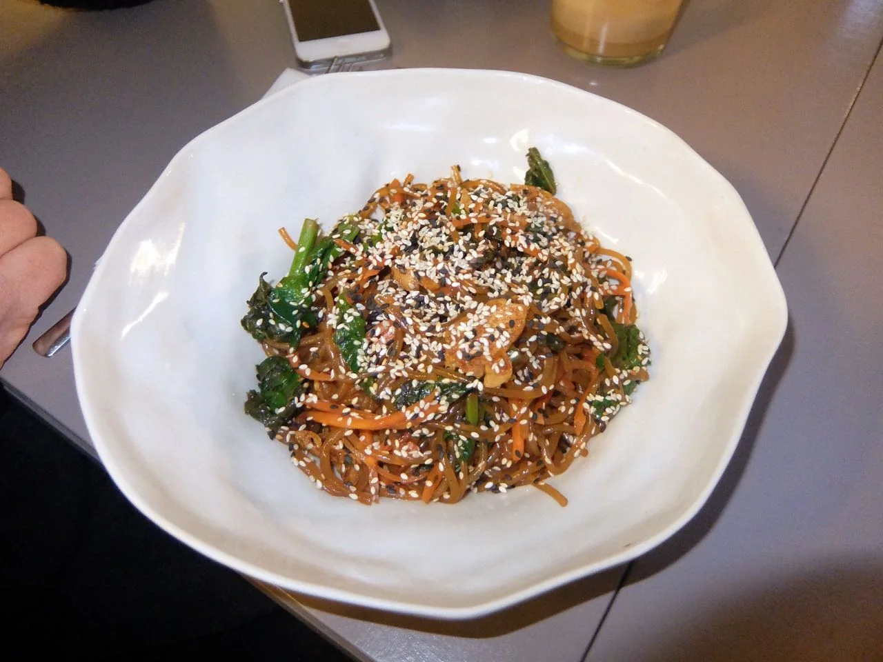 glassnoodles made from sweet potatoes, tofu, carrots, spinach, sesame (6€)