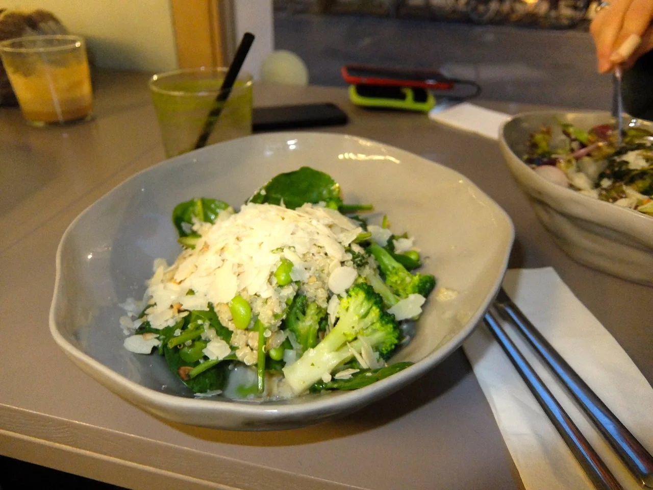 quinoa with broccoli, asparagus, spinach, edamame, mint, lime, almonds, parmesan (7.5€)