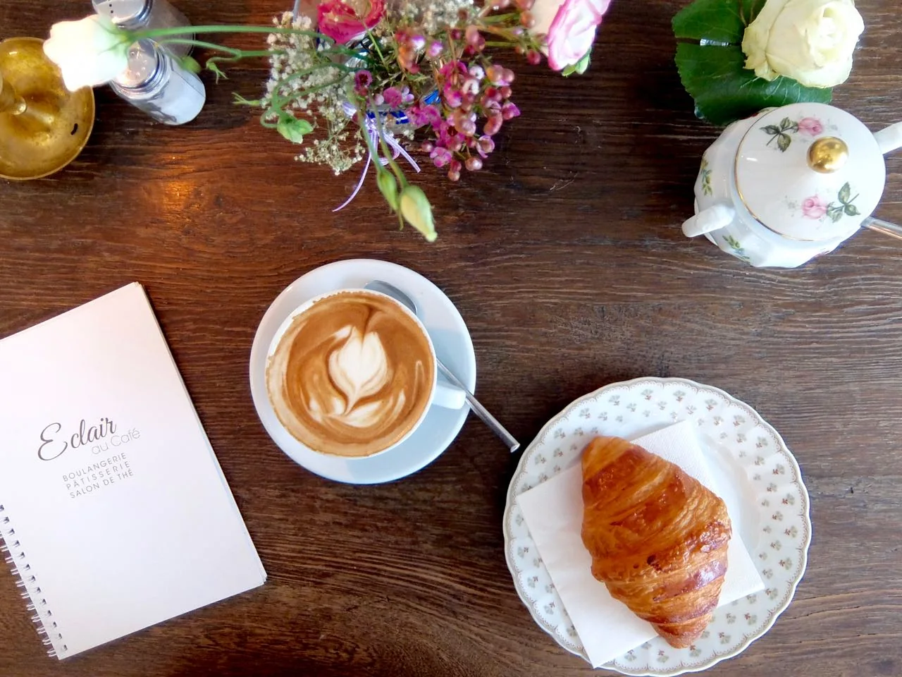 Flat White and homemade croissant, Eclair au Café, Eimsbüttel
