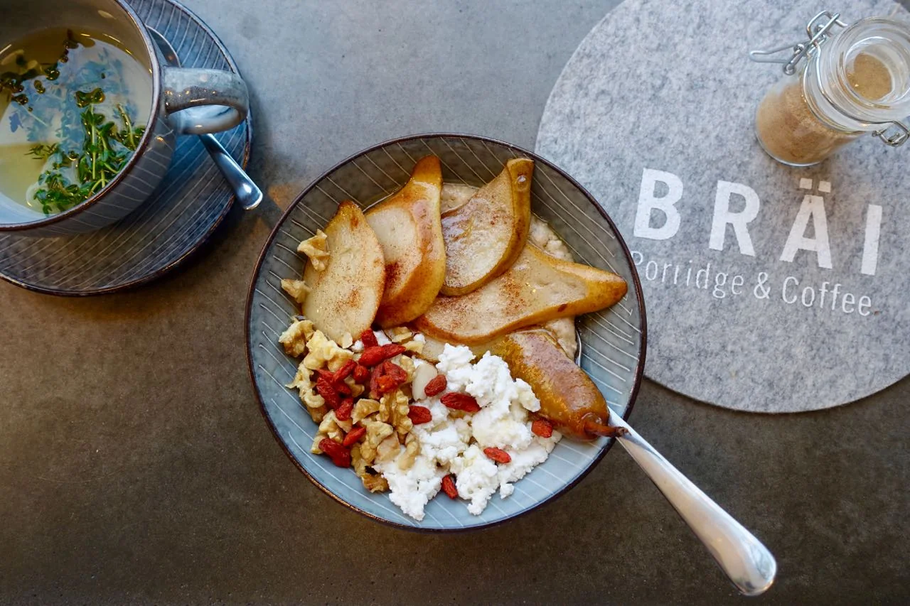 Pear Goat Cheese Porridge, Bräi Porridge Café Hamburg