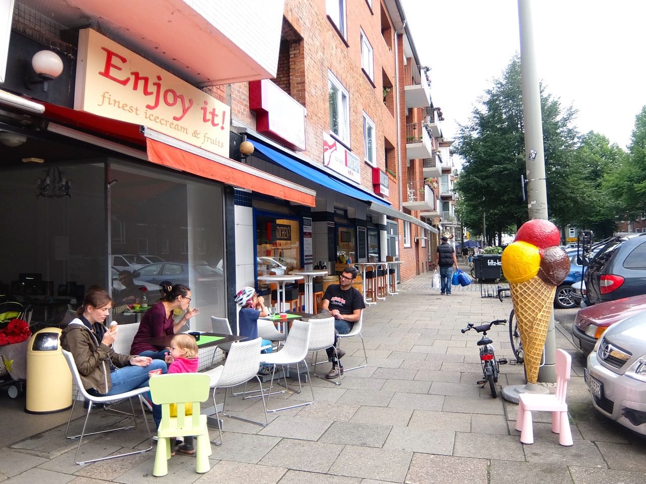 Enjoy it! ice cream shop and outdoor seating on Stellinger Weg in Hamburg
