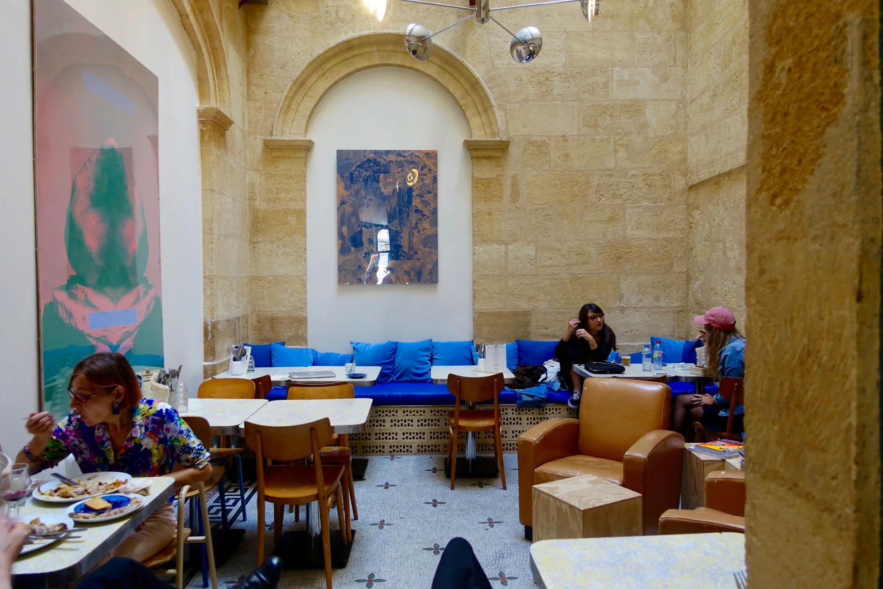 Bordeaux architecture, back room