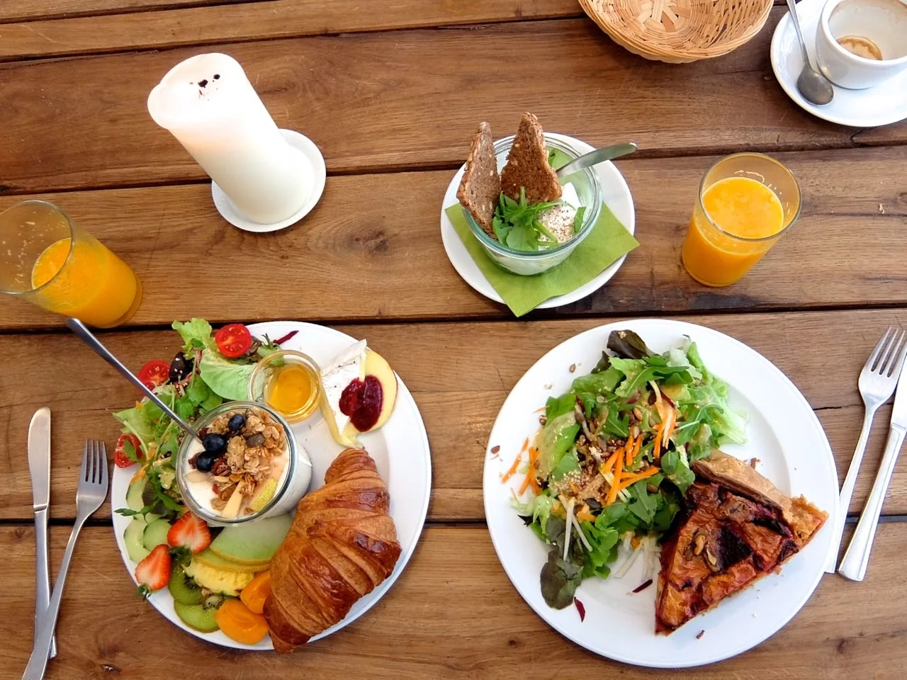 left: Französisches Frühstück (croissant, warm camembert, jams, orange quark with granola) salad, top: two poached eggs with arugula in a glas, right: red beet carrot quiche with salad