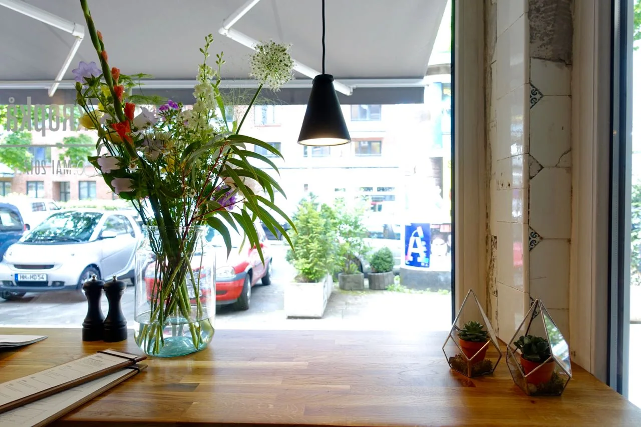 Kropka interior window