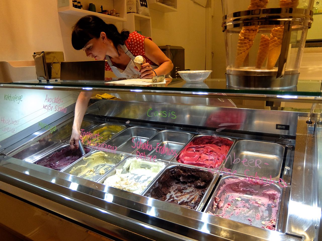 Luicella's employee serving from the colorful ice cream counter in Hamburg