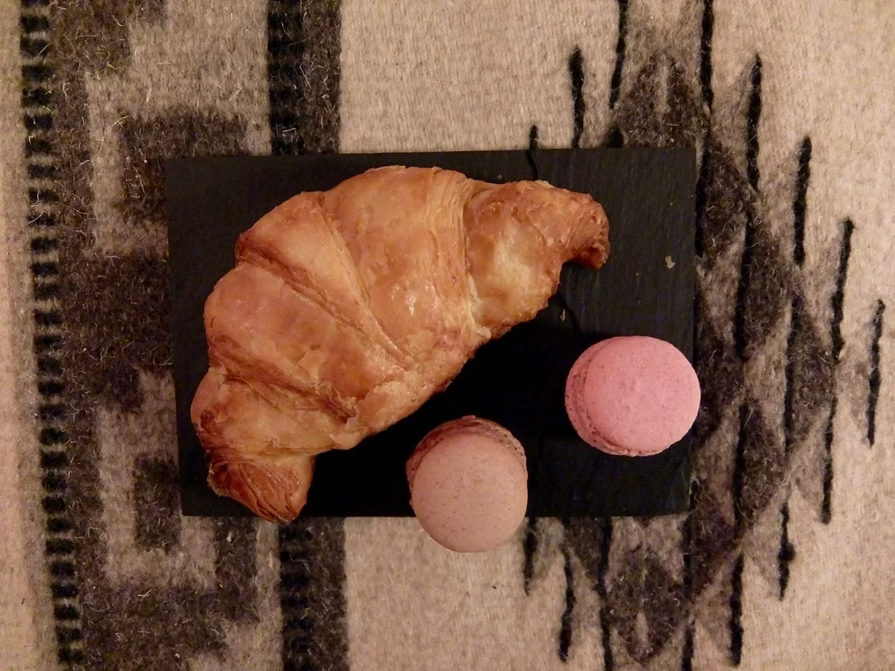 Willi's Cakes: homemade croissants and macarons