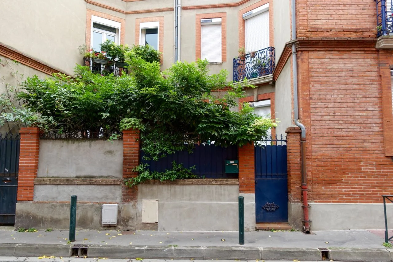 Visiting Toulouse, house front