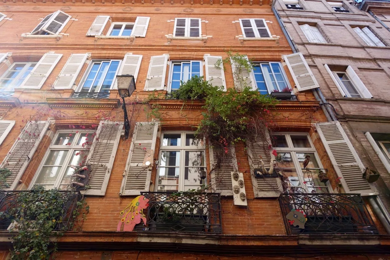 Visiting Toulouse, house front