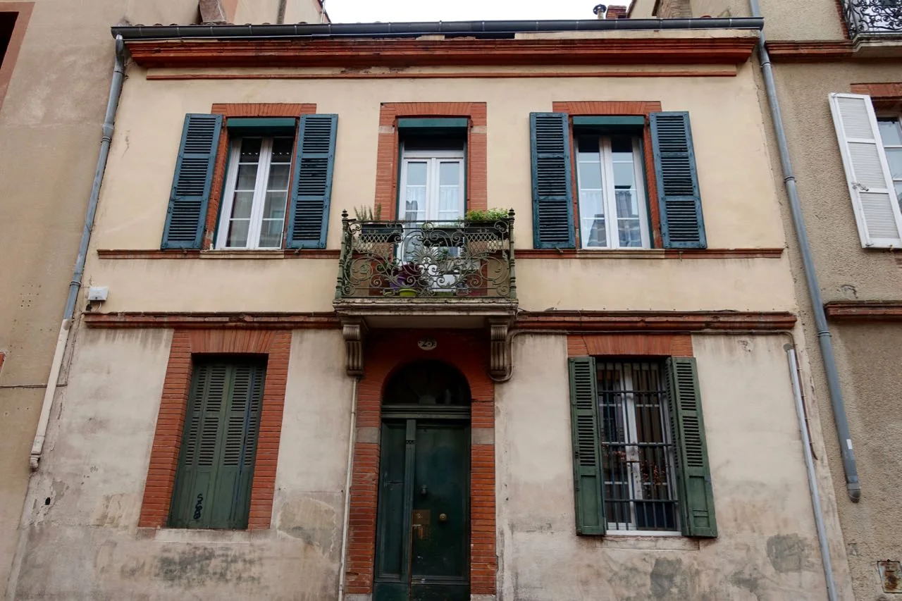 Visiting Toulouse, house front