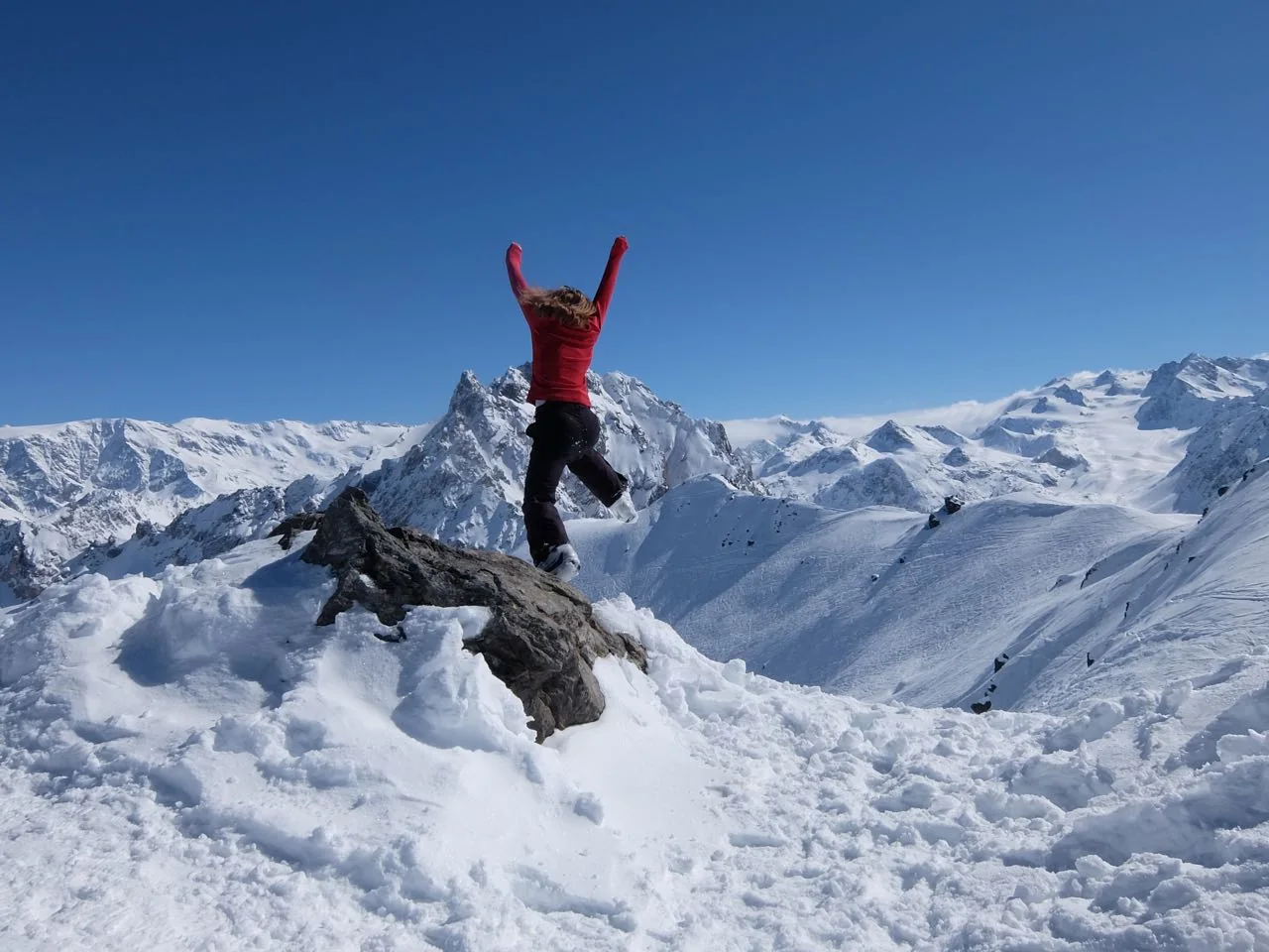 Anouk leaping for joy in the snow in Les 3 Vallées
