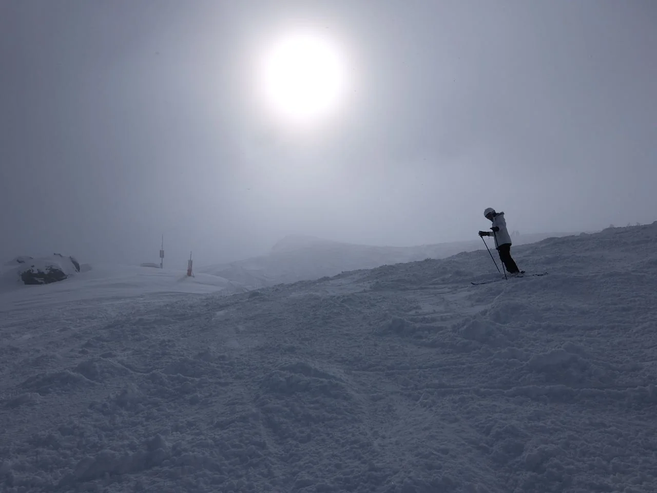 Skiing on a foggy day in Les 3 Vallées