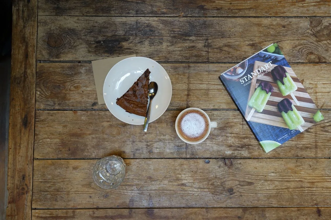 Café Piha brownie and hot chocolate, Bordeaux Specialty Coffee Guide