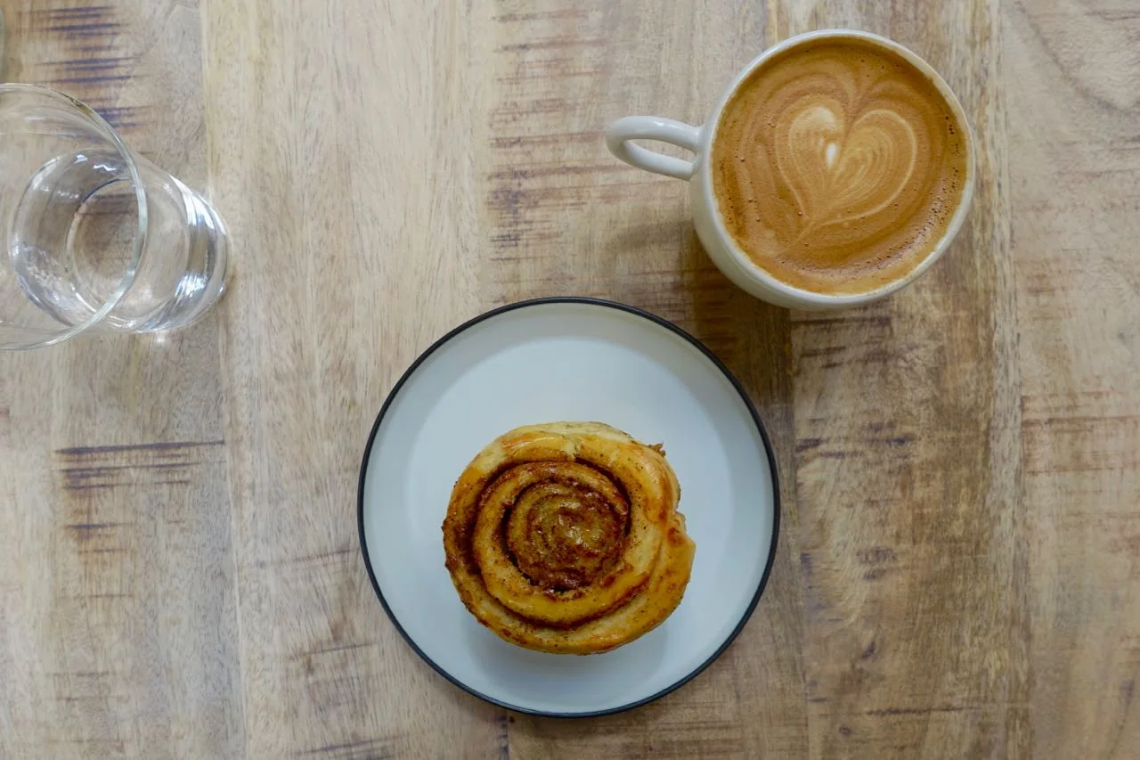 cinnamon roll and flat white at Horace, Specialty Coffee Guide Bordeaux