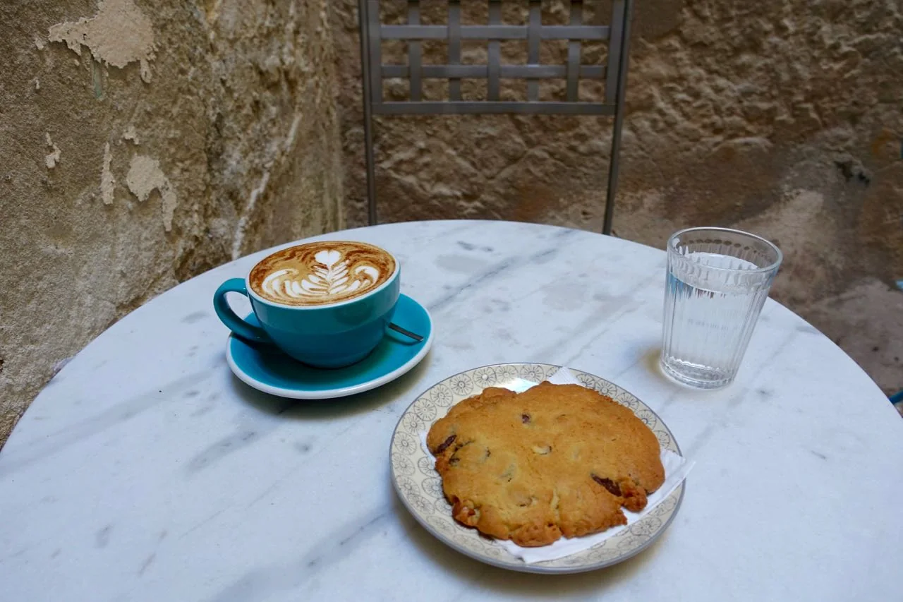 Pumpkin Latte and cookie at KURO espresso bar