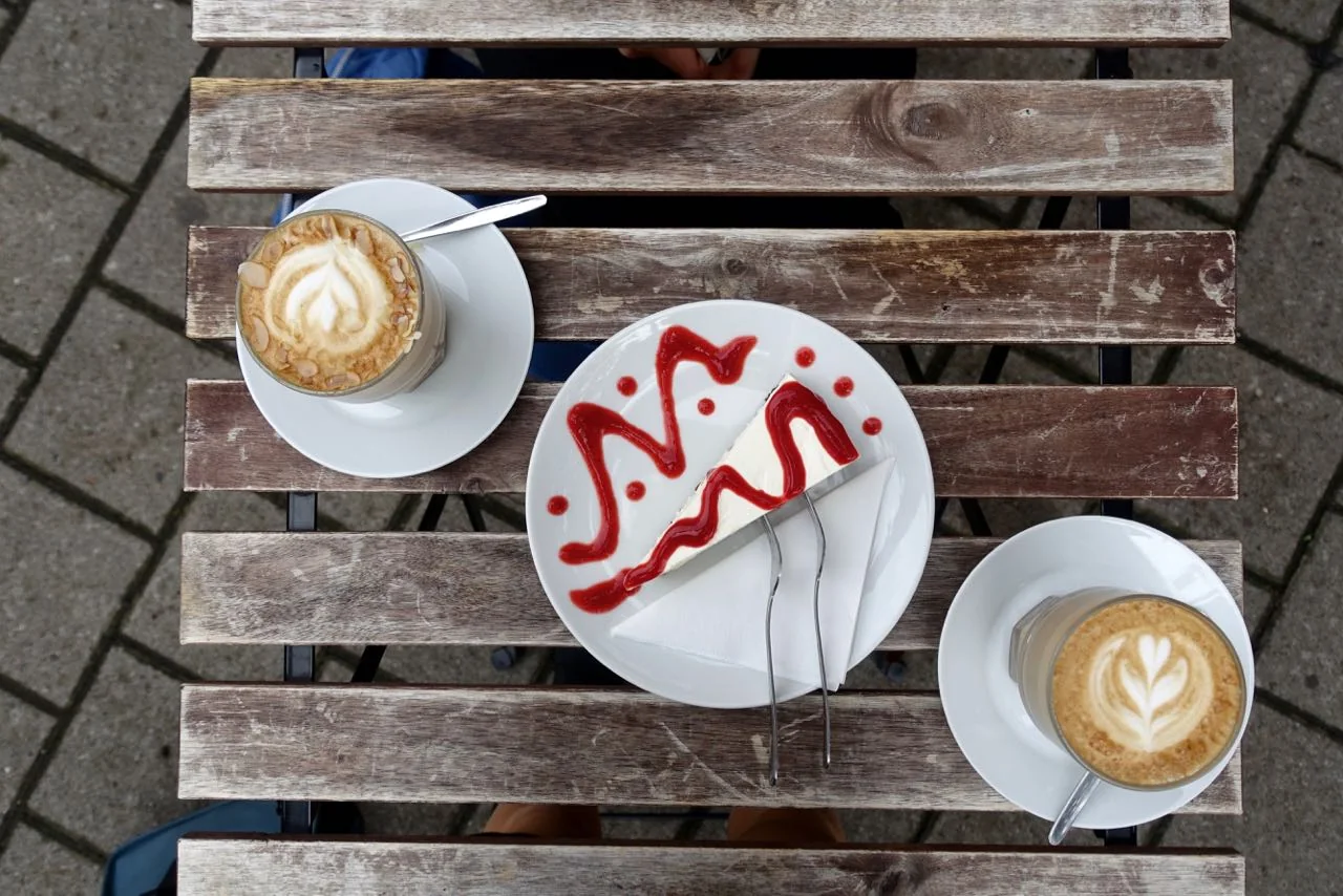 Less Political in Hamburg, cappuccinos and cheesecake