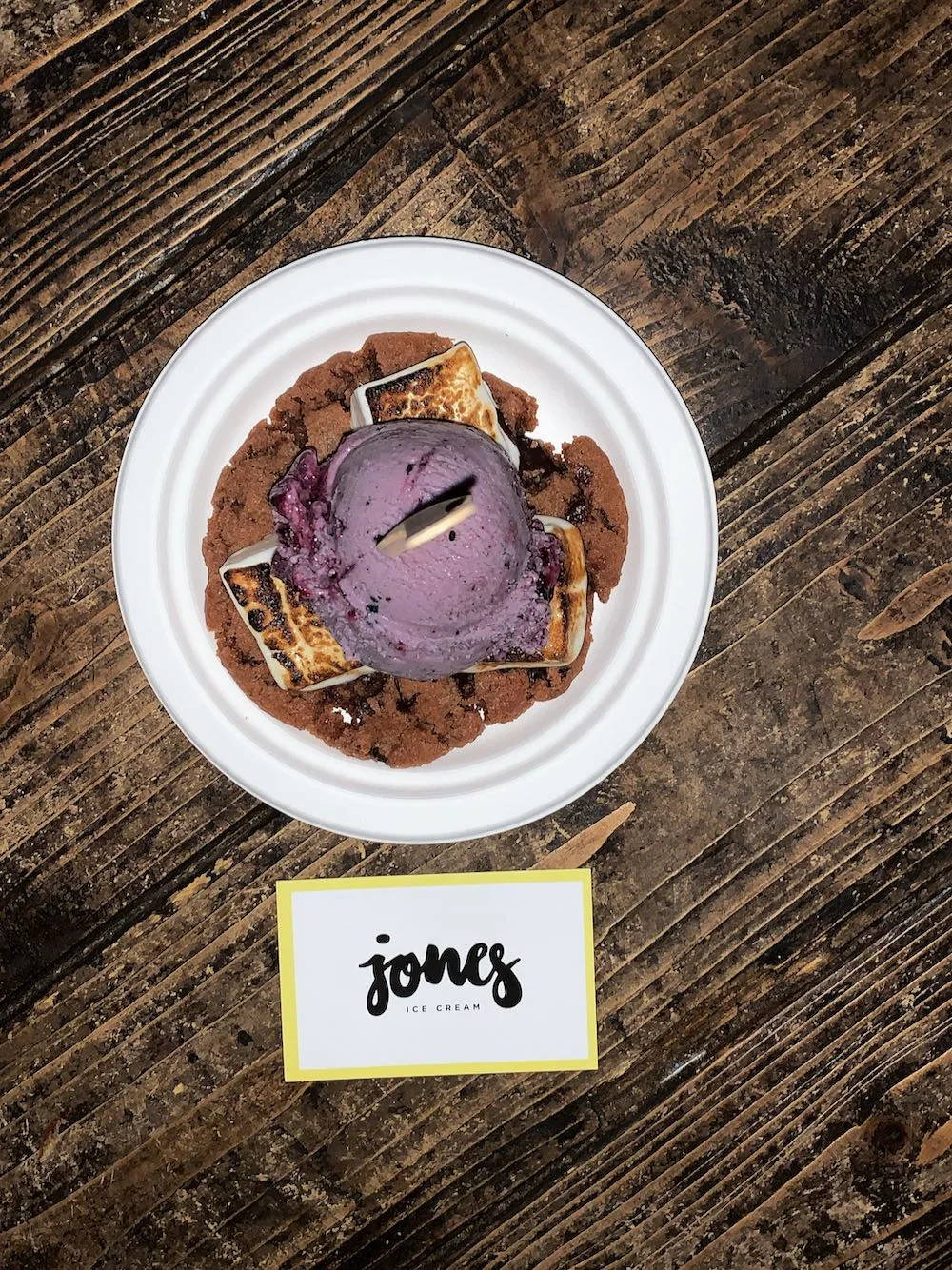 Marshmallow cookie and blueberry ice cream from Jones in Berlin