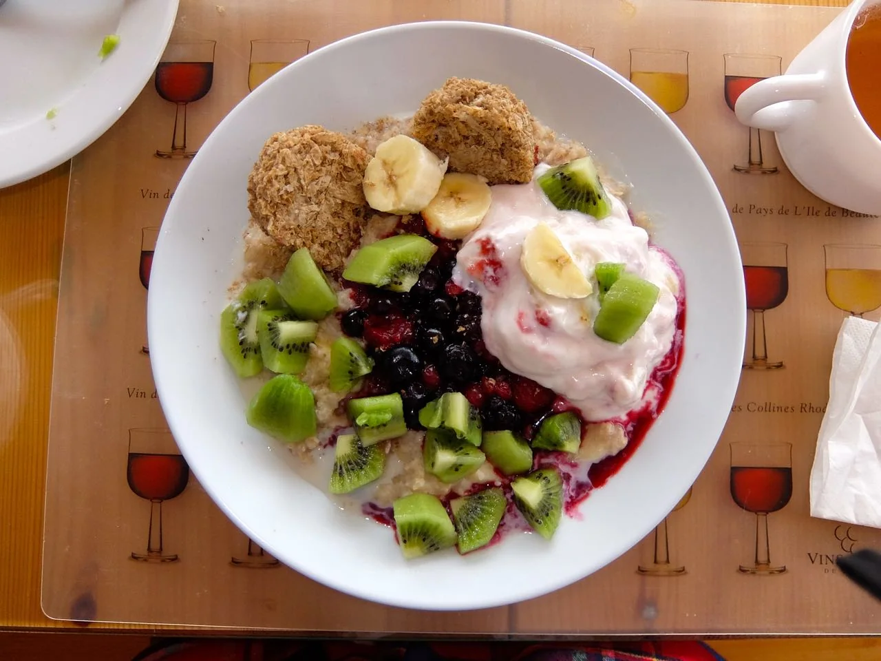 Breakfast oatmeal with yogurt, kiwi, and fruit