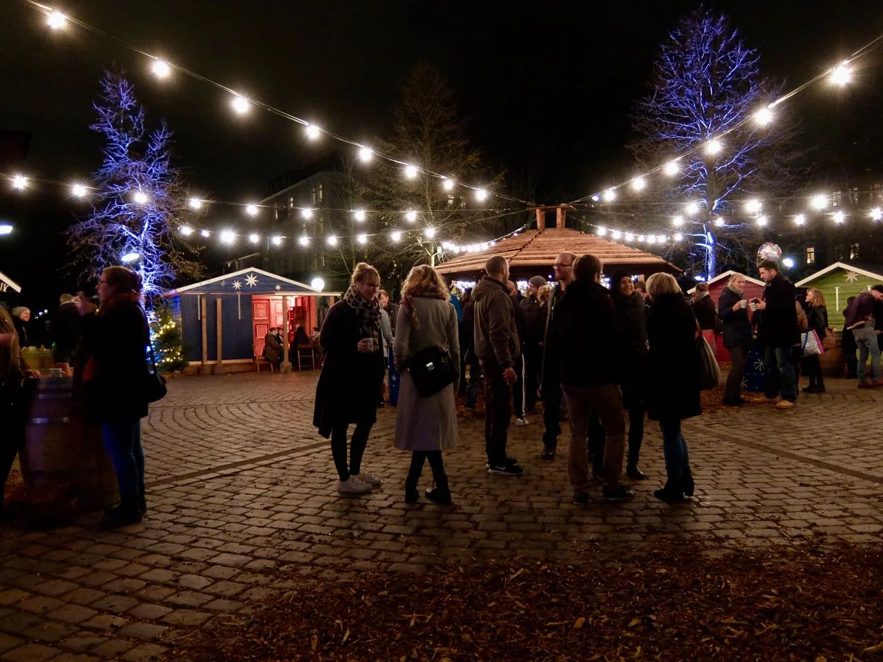 Feierabend atmosphere at the Apostelkirche Christmas market in Hamburg