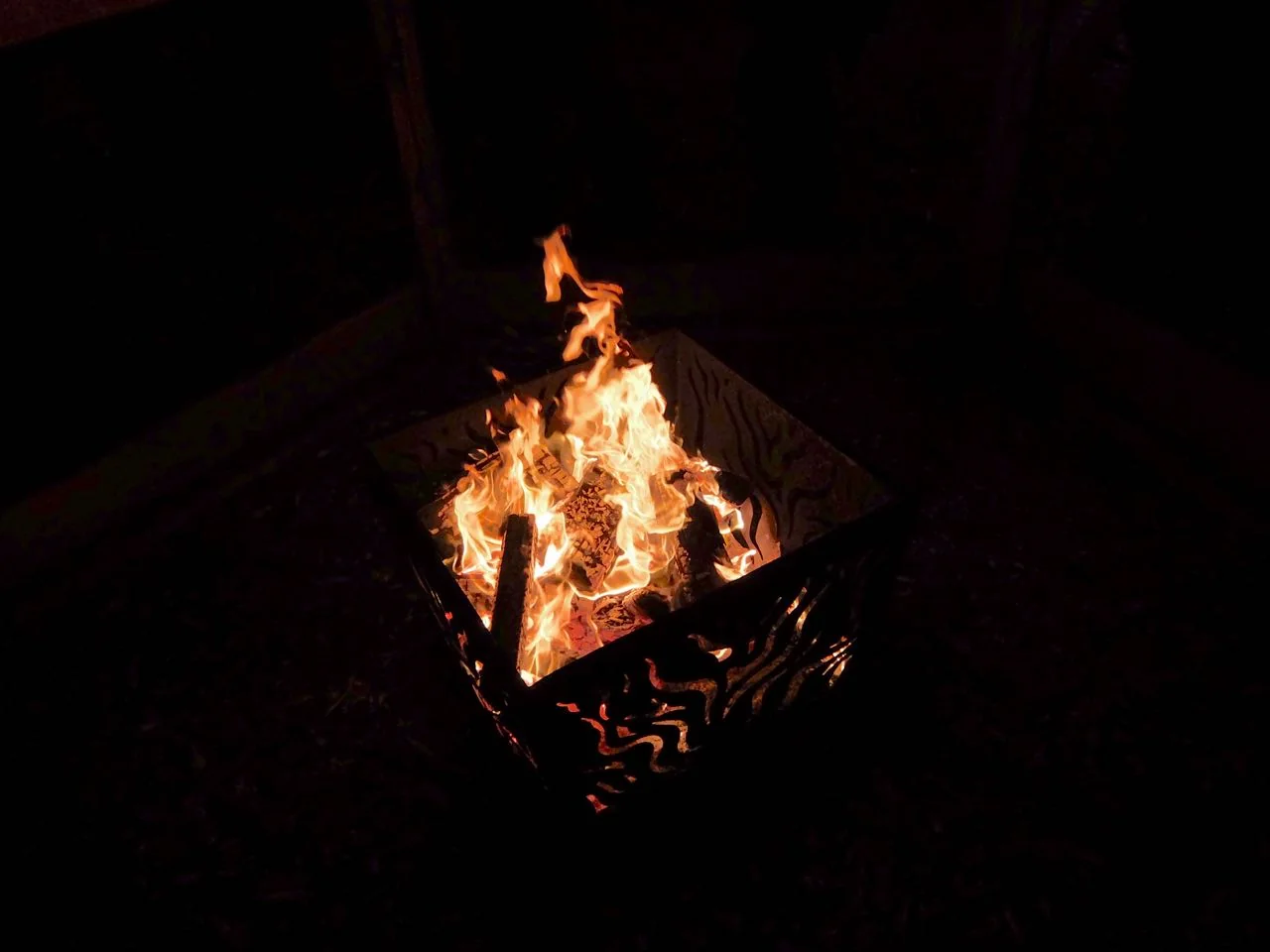 Open fire at the Apostelkirche Christmas market in Hamburg