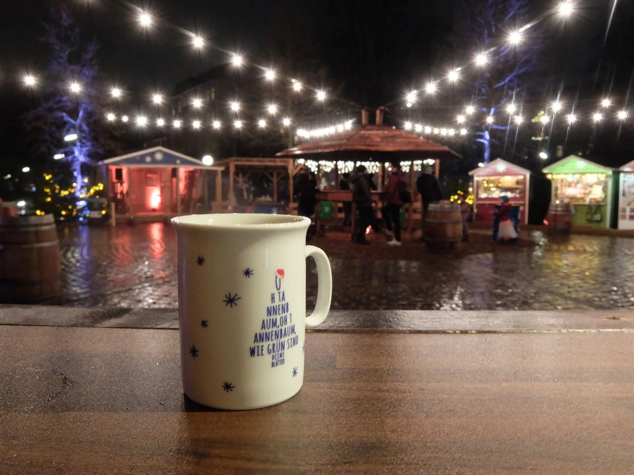 Rainy day at the Apostelkirche Christmas market in Hamburg