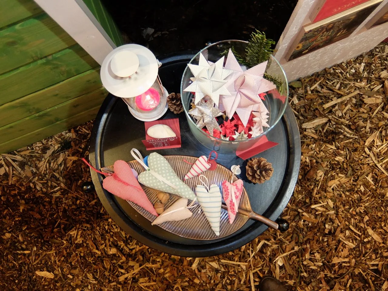 Handmade Christmas tree decorations at the Apostelkirche market