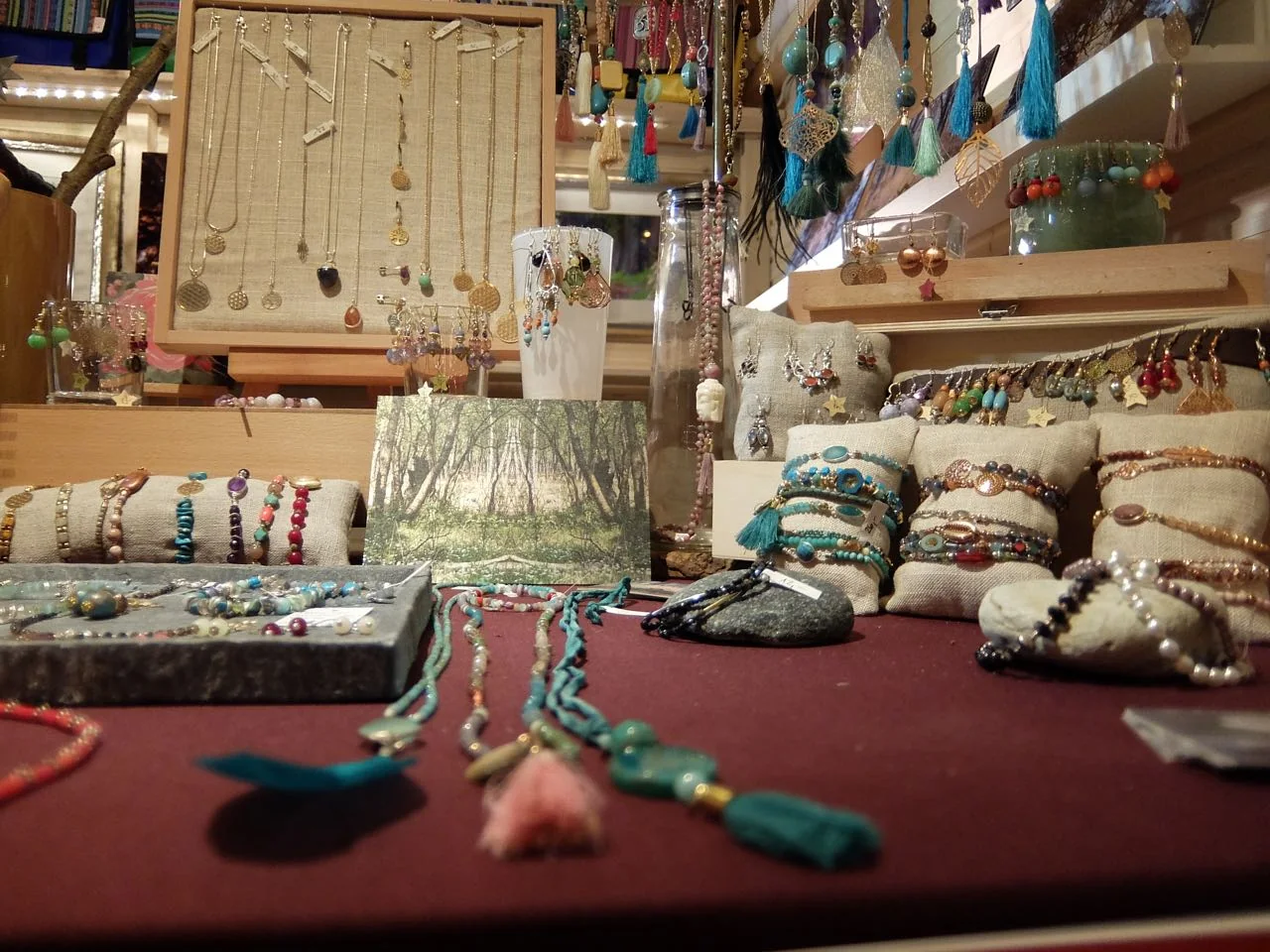 Handmade jewelry and gemstones at the Apostelkirche Christmas market