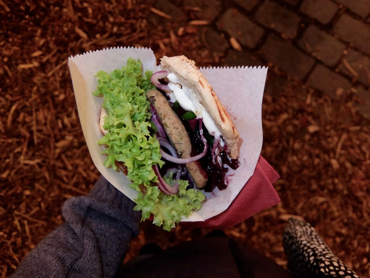 Vegan burger from Kurkuma Kochschule at the Apostelkirche Christmas market