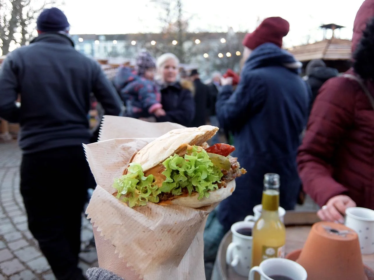 Vegan burger from Kurkuma Kochschule at the Apostelkirche Christmas market