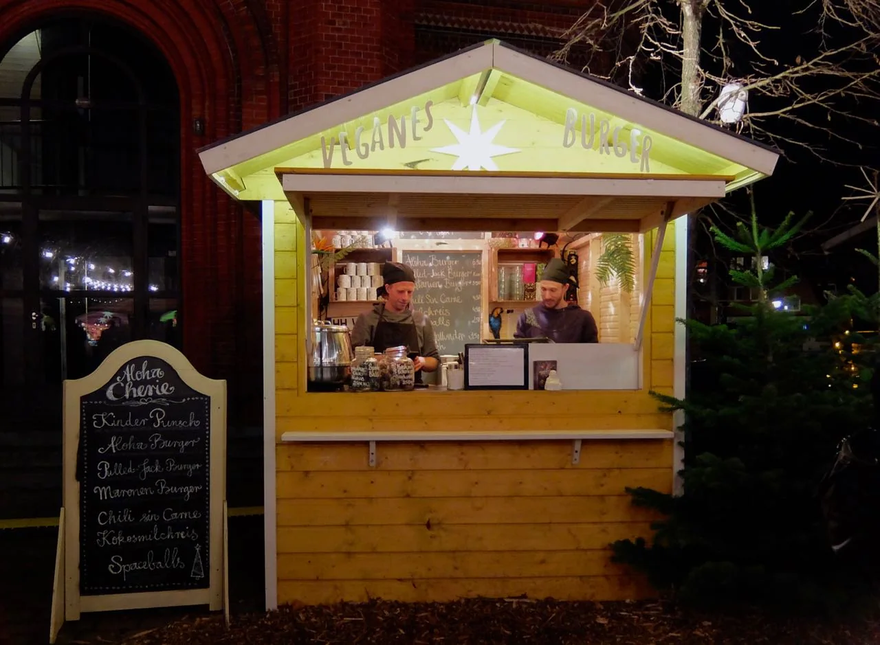 Kurkuma Kochschule vegan burger stand at the Apostelkirche Christmas market